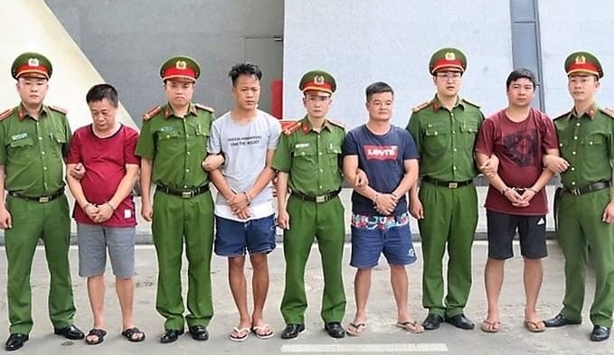 Vietnam hands over four wanted smugglers to China