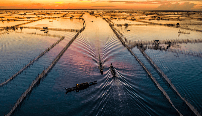 Escape from life into a maze in central Vietnam lagoon