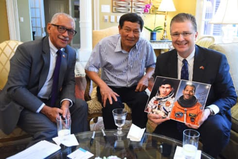 Former NASA chief strives to boost US - Vietnam space cooperation