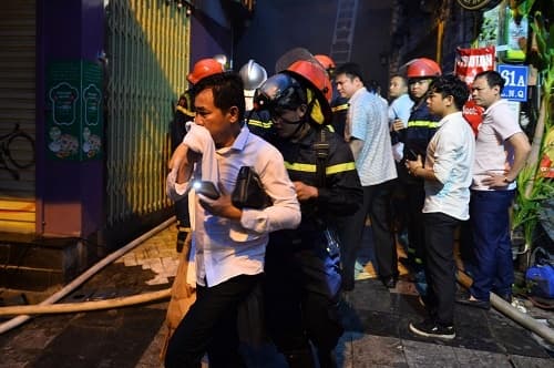 Foreign tourists rescued from Hanoi hotel fire