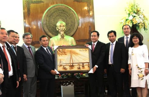 Front leader hosts Lao Front for National Construction delegation