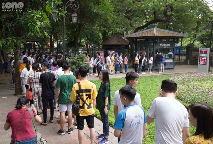 Students seek blessings from mythical creatures ahead of key exam