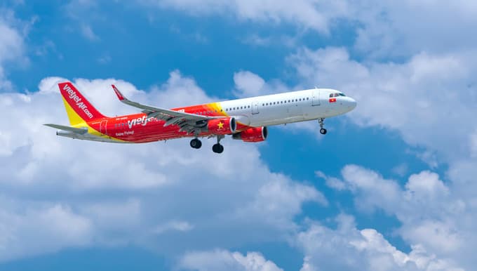 Two Vietnamese get nine-month flight bans for smoking
