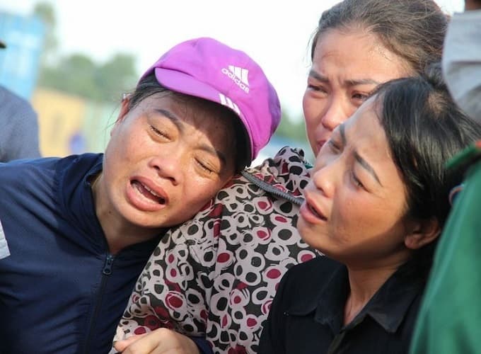 Boat sunk, rescued fisherman dies in search for son