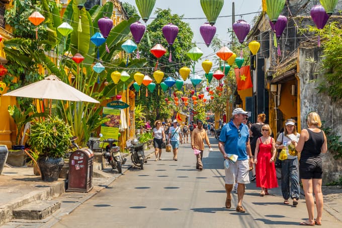 Chinese visitor numbers see slight H1 fall