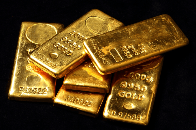 Gold prices rise as trade war resolution seems distant