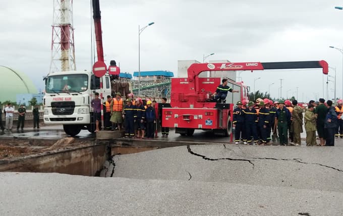 Two killed in bridge collapse as storm Mun slams into Vietnam