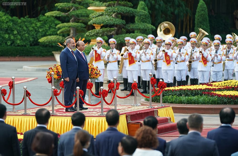 PM Phuc hosts welcome ceremony, holds talks with Armenian counterpart