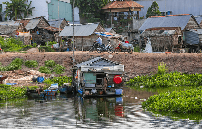 Border troops give hope to returning Cambodian-Vietnamese kids