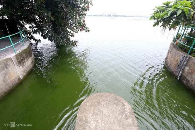 Hanoi opens West Lake floodgate to maintain level, clean river