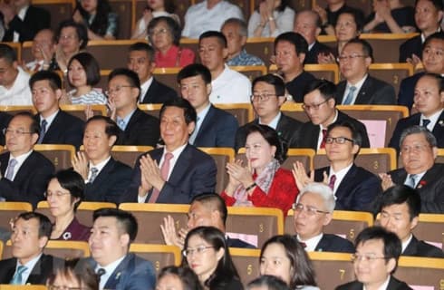 Top legislator attends art performance honouring Vietnam-China ties