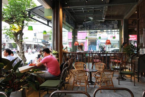 Which are highest-grossing coffee chains in Vietnam?