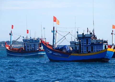 Vietnamese fishermen rescue 32 Chinese from sunken boat off Spratly Islands