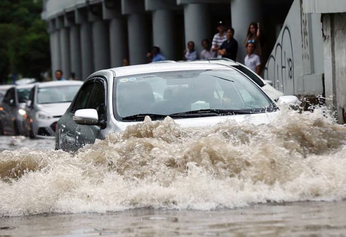 HCMC installs monitoring station on flood-prone street