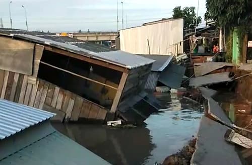 Riverbank breach in Mekong Delta sinks five houses