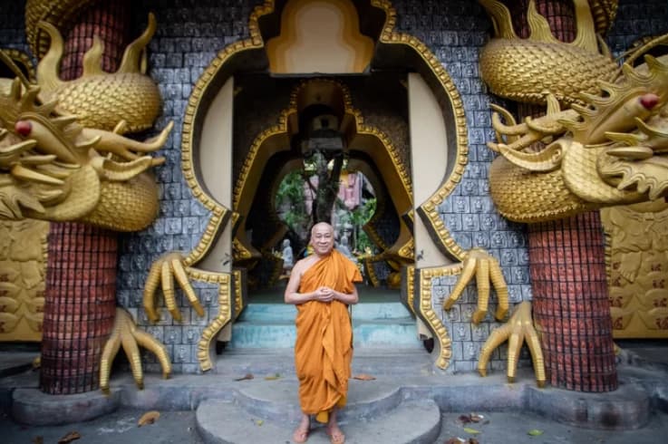 A Saigon pagoda truly open to sentient beings - no doors, no walls