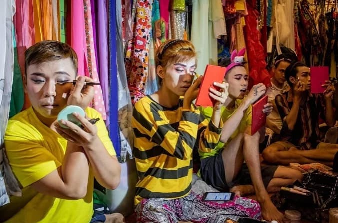 Backstage a bling-bling night, a drag-queen drama