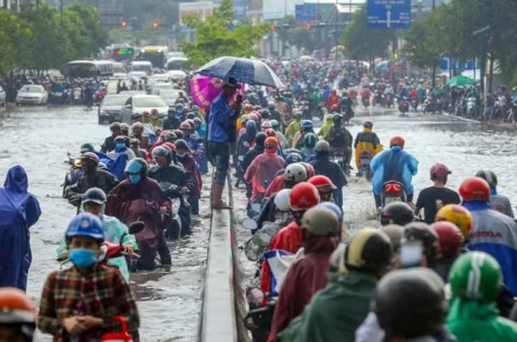 Flooding wreaks traffic chaos on Saigon streets