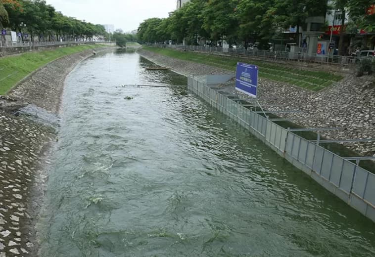 Japan team cleaning Hanoi river wants more time after floodgate opening ruins efforts