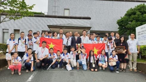 All Vietnamese students to mathematics contest in Japan win prizes
