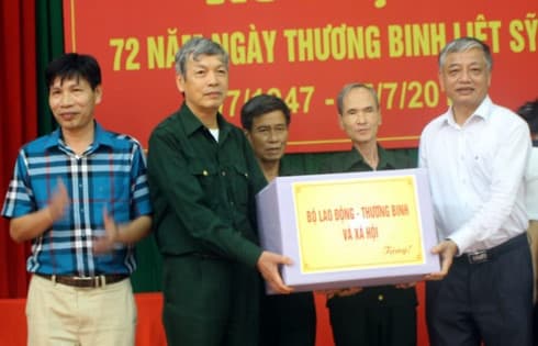 Labour deputy minister presents gifts to war invalids