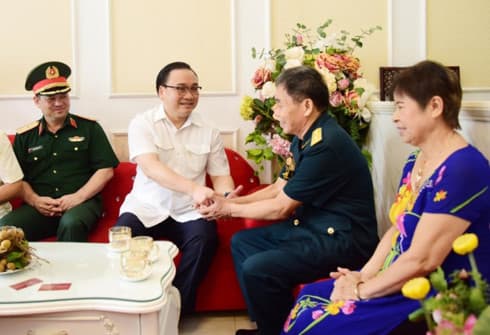 Hanoi presents gift packages to social policy beneficiaries