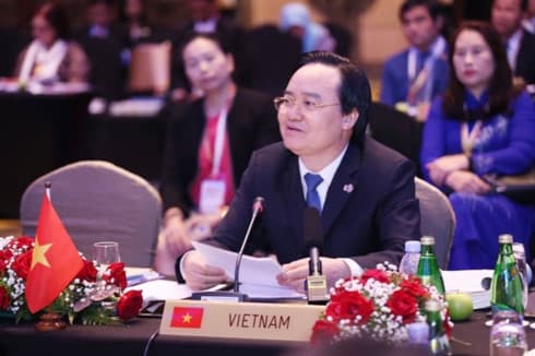 Minister highlights significance of happy studying environment