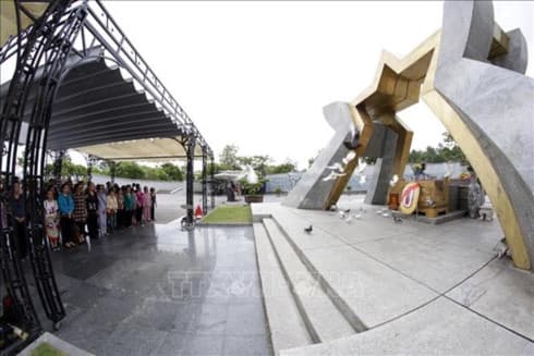 Quang Tri: gifts presented to social policy beneficiaries