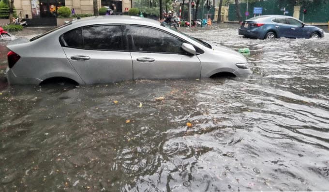 Commuters struggle as downpour floods Hanoi streets