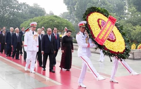 Leaders pay tribute to martyrs, President Ho Chi Minh