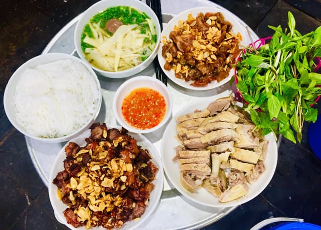 Fried goose with crispy garlic a hit with young Hanoians