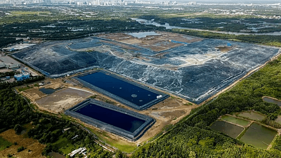 Southern Saigon residents suffer headaches from landfill stench