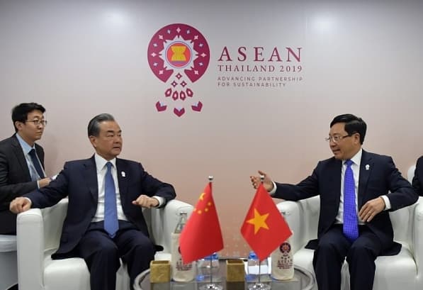Deputy PM, FM Minh meets Chinese FM on regional ministerial meetings sidelines
