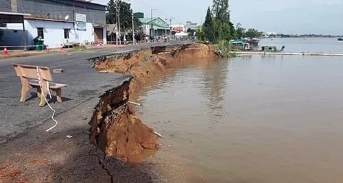 National highway section in Mekong Delta collapses into river