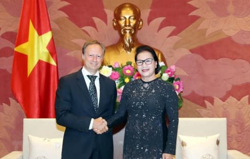 Top legislator bids farewell to EU delegation head