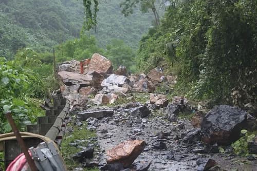Bac Kan rockslide kills one, injures two