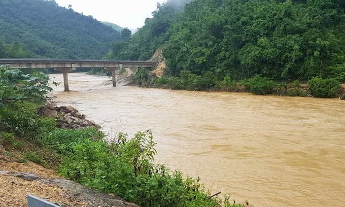 Laos seeks Vietnam's help to search for flash flood victims