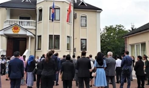Vietnam embassy in Ukraine holds ASEAN flag hoisting ceremony