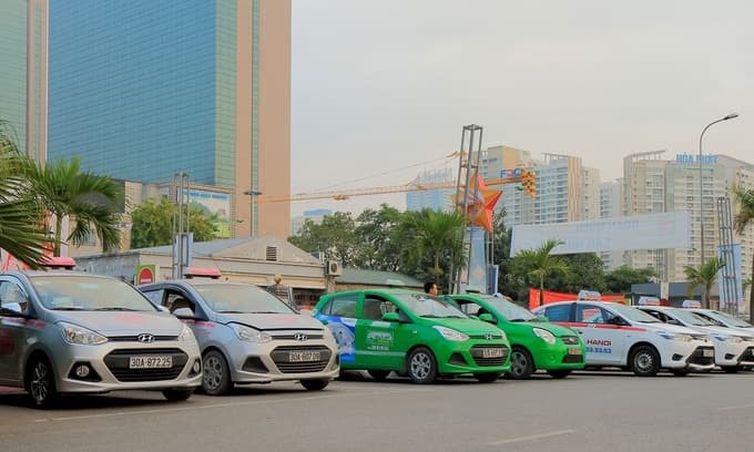 Hanoi taxi association wants ride-hailing tax benefits