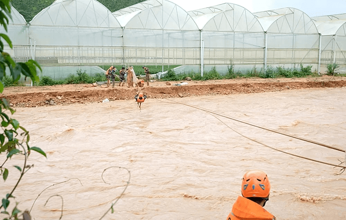 Rescuers install zip line to get people stranded in Central Highlands flood
