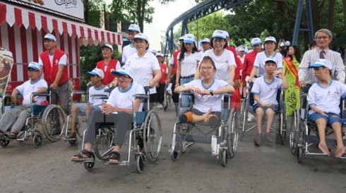 Art exchange aims to ease pain of AO victims