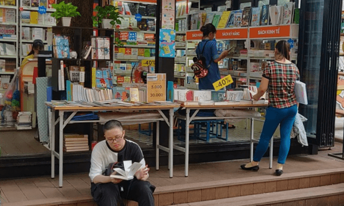 Saigon book street: Calm in the eye of the storm