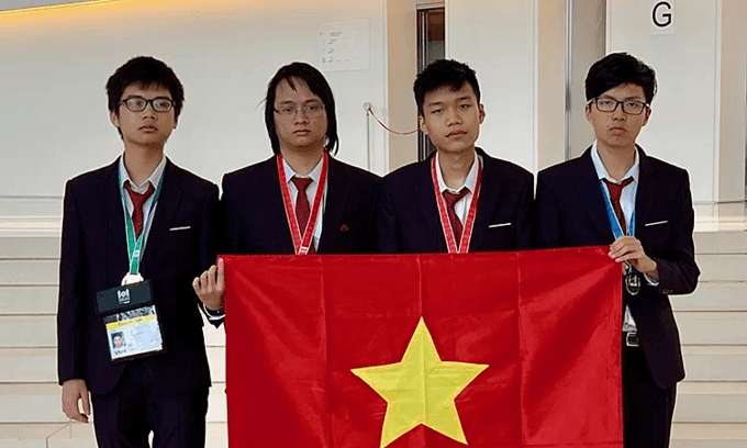 Vietnamese high schoolers win two informatics olympiad gold medals