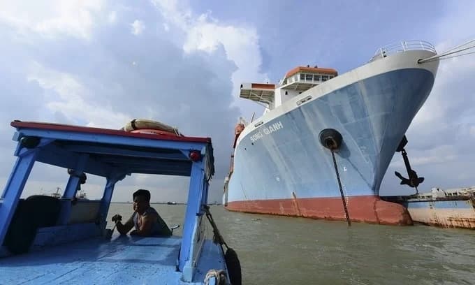 Shipping firm Vinalines plunges into loss