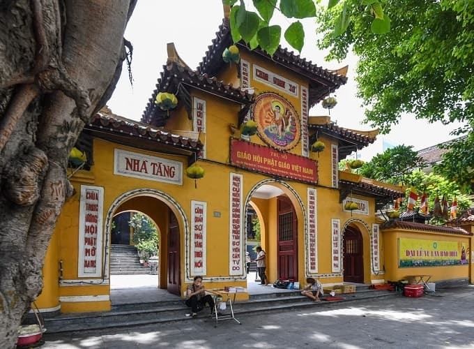 Buddhist faithful head for pagodas in Ghost Month