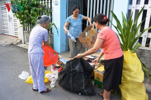 Da Nang raises social security fund by sorting garbage