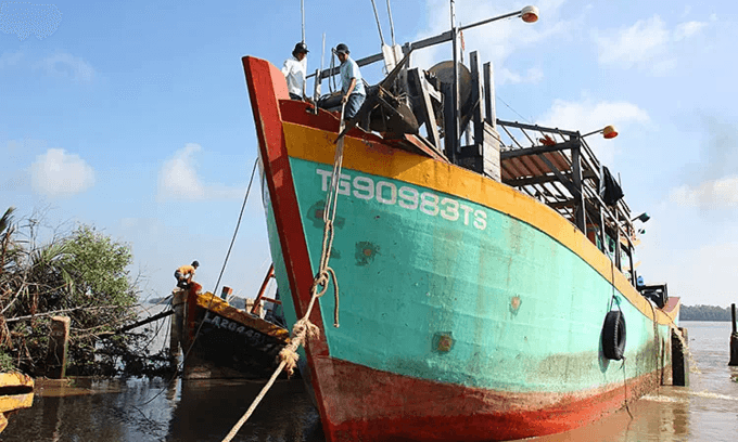 Fishermen who rescued 22 shipwrecked Filipinos return home
