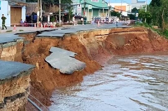 National highway continues to collapse into river in Mekong Delta