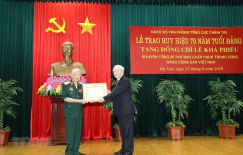 Former leader Le Kha Phieu receives 70-year Party membership badge