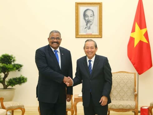 Chief Justice Nguyen Hoa Binh receives Cuban counterpart